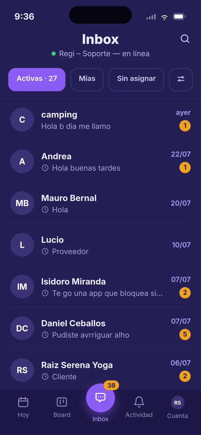 App móvil de Regi: bandeja de conversaciones activas con contadores de mensajes sin leer